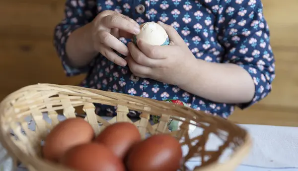 Easter Egg Hand Little Child Girl Peels Natural Deyd Egg — Stock Photo, Image
