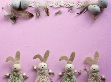  Fotokopi alanı olan paskalya kartı. Paskalya yumurtası ve paskalya tavşanı pembe arka planda çerçeveli ve dekorasyonlu. Tatil ve bahar.