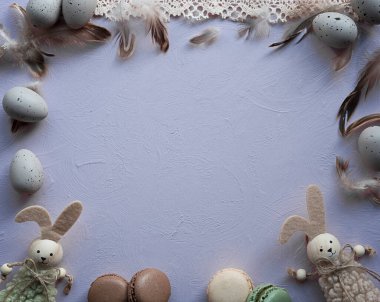 Paskalya yumurtası, tüy ve paskalya tavşanından yapılmış bir çerçeve.