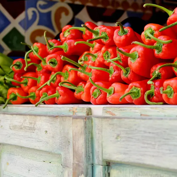 Röd Paprika Trädisplayen Grönsakshandlaren Färska Grönsaker Till Salu Kvadrat — Stockfoto