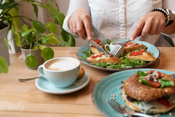 Kvinna Äter Hälsosam Vegetarisk Frukost Restaurang Med Bröd Och Grönsaker — Stockfoto