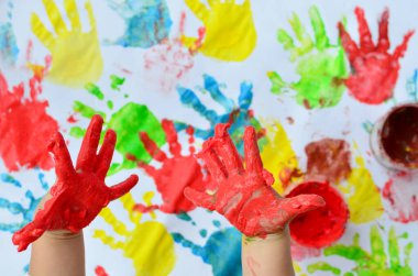 Eğitimin bir yolu olarak boya ve el iziyle çocuk odasında eğlenmek. Renkli arkaplan.