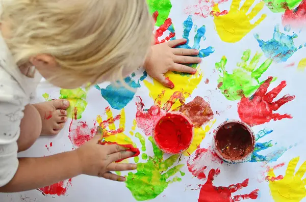Little Girl Plays Multicolor Paints Imprints Hands — Stock Photo, Image
