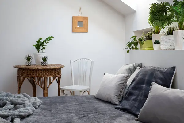 Skandinavische Gemütliche Schlafzimmereinrichtung Mit Kissen Und Pflanzen Auf Dem Dachboden — Stockfoto