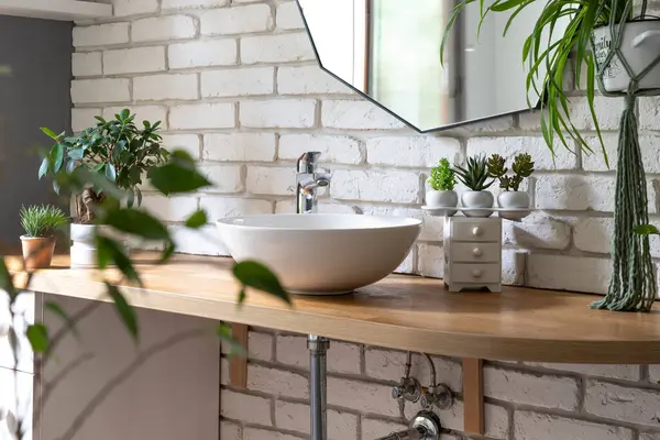 Stilvolles Badezimmer Mit Weißer Ziegelwand Spiegel Grünen Pflanzen Waschbecken Und — Stockfoto