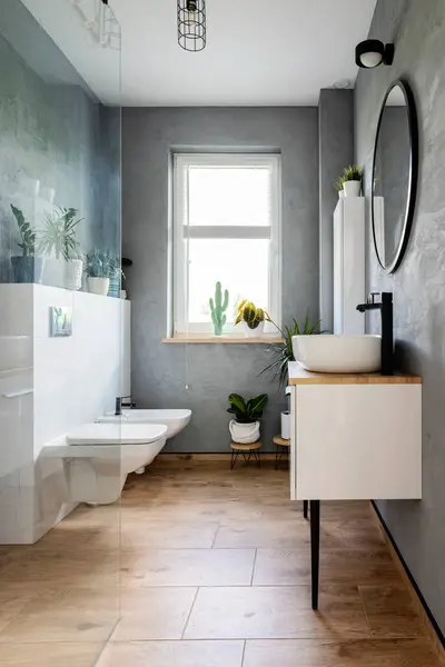 Modernes Badezimmer Mit Weißen Holzmöbeln Grauer Wand Und Rundem Spiegel — Stockfoto