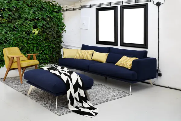 Industrielles Interieur Des Wohnzimmers Mit Marineblauem Sofa Und Wand Mit — Stockfoto