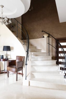 Mermer merdiven, mermer merdiven ve tasarım tırabzanı. İş yeri olarak lüks bir daire. İçerisi parlak..