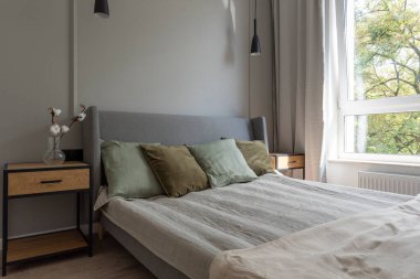 Battaniyeli rahat çift kişilik yatak ve rahat yatak odaları pencere ve ahşap yatak odası. Otelde modern ve şık bir oda..