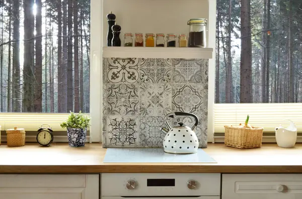Interiér Kuchyně Výhledem Okna Les Dřevěný Pult Keramickou Varnou Deskou — Stock fotografie
