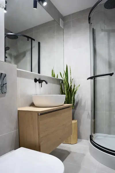 Moderne Badeværelse Med Grå Fliser Træmøbler Bruser Stilfuldt Håndvask Spejl - Stock-foto