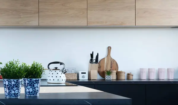 Moderne Kücheneinrichtung Mit Holzschränken Marmortheke Und Modernem Design Luxus Und — Stockfoto