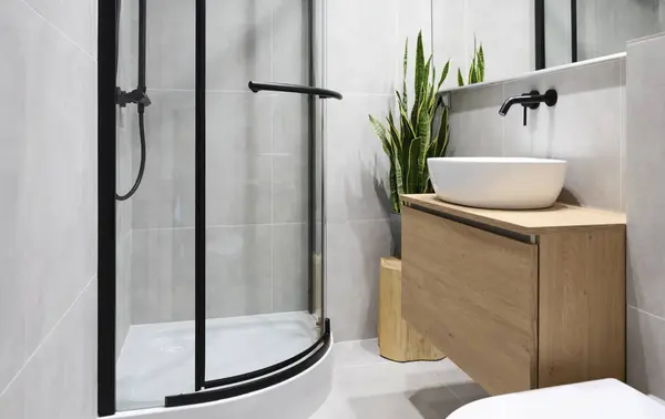 Moderní Koupelna Šedými Dlaždicemi Dřevěný Nábytek Sprcha Stylové Umyvadlo Zrcadlo Stock Obrázky