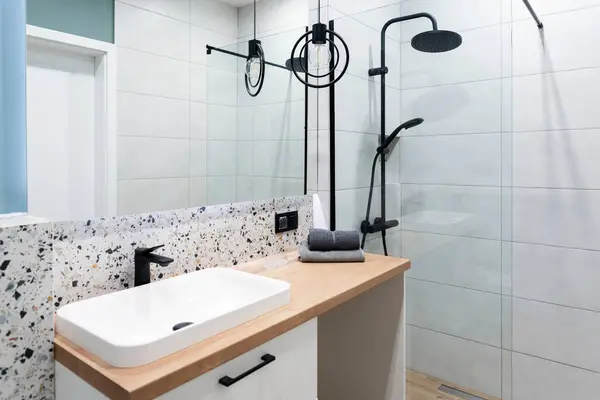 Stylová Koupelna Keramickým Umyvadlem Dřevěném Pultu Zrcadlem Zdi Moderní Sprchou Royalty Free Stock Obrázky