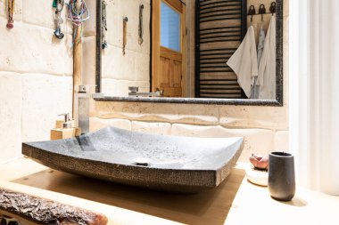 Modern banyo, şık lavabo, musluk ve duvarında ayna. Spa merkezi ve lavabolu banyo. Lüks bir ev..