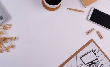 Bilgisayarlı beyaz ofis masası, bir fincan kahve, defter ve telefon. Yazmak için fotokopi alanı var. Merkez Ofis sırasındaki iş ve teknoloji.