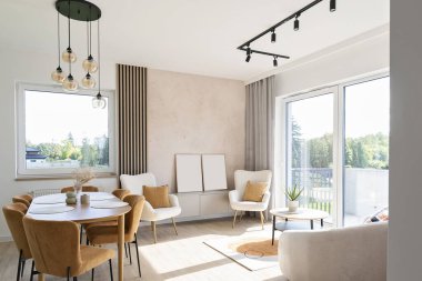 Yemek masası ve sandalyeleri olan modern bir oturma odası. Penceresi ve lambası olan bir oda. Ev dekoru.