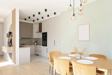 Yemek odası, masa ve hardal sandalyeli yeni bir apartman dairesi ve mutfağı var. Modern mobilyalarla dolu lüks bir oda. Emlak.