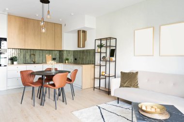 Yemek odası ve oturma odası olan modern bir mutfak. Şık mobilyaları ve dekorasyonu olan lüks bir daire. Yeni emlak.