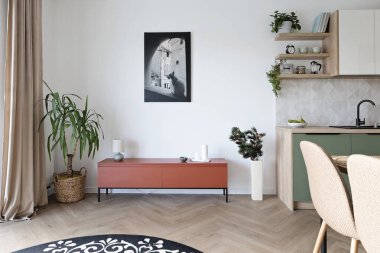 Modern oturma odasının içinde ahşap ringa kemiği zemininde modern mobilyalar ve duvarında resim var. Yeni tasarlanmış gayrimenkul. Ev dekoru.