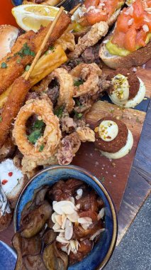 Gemide bir İtalyan yemeği olarak deniz ürünleri var. Izgara karides ve sebzeli soğan, limon ve ekmek. İtalya 'da masada yemek hazır. Kapat..