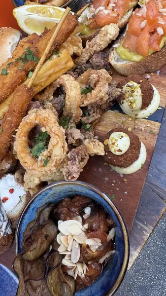 Gemide bir İtalyan yemeği olarak deniz ürünleri var. Izgara karides ve sebzeli soğan, limon ve ekmek. İtalya 'da masada yemek hazır. Kapat..