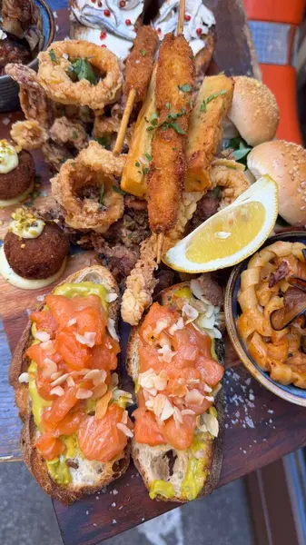 İtalyan yemeği olarak deniz ürünleri. Izgara somon ve sebzeli karides, limon ve ekmek. İtalya 'da masada yemek hazır. Kapat..