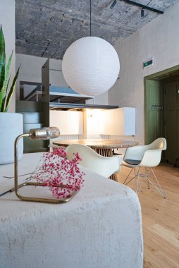 Tasarım tarzında rahat bir daire. Dekorasyonlu modern oda..