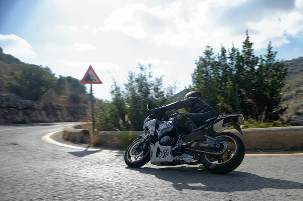 Motorradfahrer Lehnt Sich Auf Kurvenreicher Straße Mit Steinschlagschild Kurve — Stockfoto