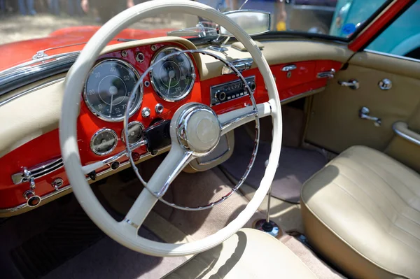 Kırmızı renkli bir Cabriolet arabanın içi.