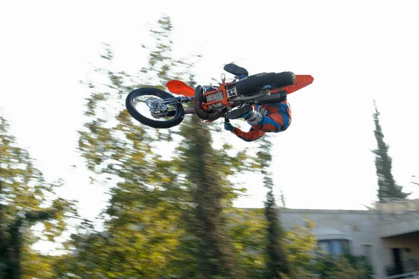 Motocross Freestyle Saltar Nivel Los Árboles Una Calle Ciudad Tomado —  Fotos de Stock