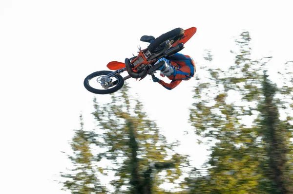 Motocross Freestyle Jump Auf Baumwipfelhöhe Bäume Sind Verschwommen Die Bewegung — Stockfoto