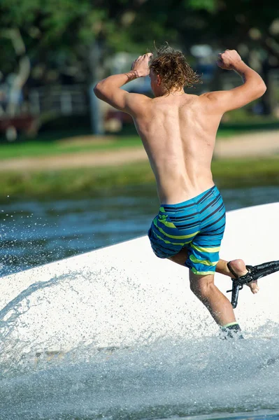 Sportlicher Wakeboarder Ohne Hemd Surft Auf Dem Rechten Bein Während — Stockfoto