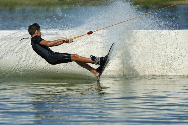 Wakeboarder Surfování Zadním Okraji Desky — Stock fotografie
