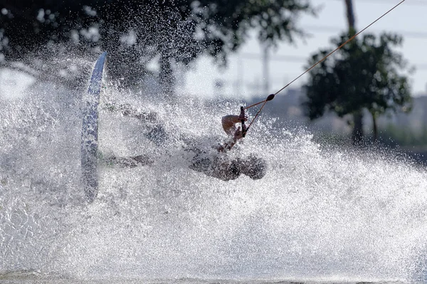 Wakeboarder Der Luft Fliegt Waagerecht Wassernebelwolke — Stockfoto