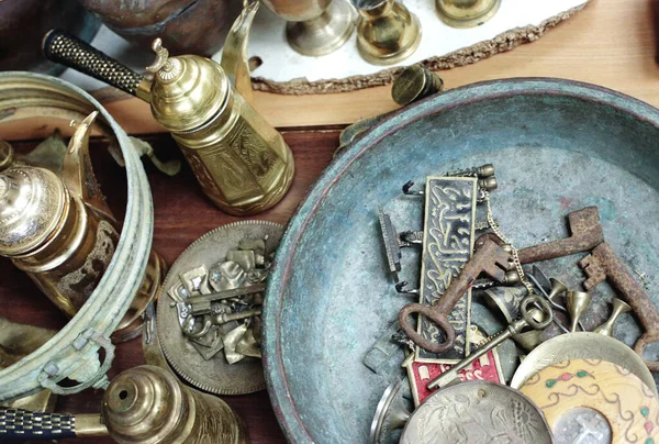 İsrail, Nasıra 'daki pire dükkanında satılık eski malların fotoğrafı.