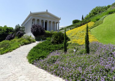 İsrail 'in Hayfa kentindeki Uluslararası Arşiv binasıyla birlikte Karmel Dağı yamacındaki Bahai Dünya Merkezi bahçesinin fotoğrafı.