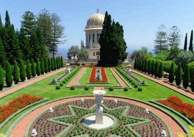 İsrail, Hayfa 'daki Bahai Tapınağı ile süslü Bahai Dünya Merkezi bahçesinin fotoğrafı