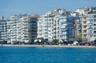 Yunanistan 'ın Selanik kentinde güneş ışığıyla aydınlatılmış rıhtım fotoğrafı