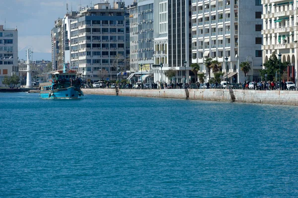 Photo Tourist Pleasure Boat Next Sunlit Waterfront Thessaloniki Greece — Stock Photo, Image