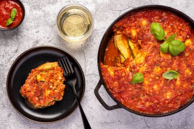 Kabak, kabak, kabak, domates, sos, fesleğen, peynir, mozzarella, sebze, güveç, ratatouille, şarap