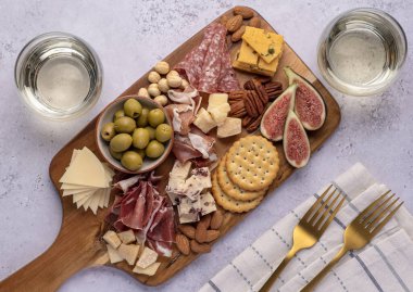 Beyaz şarap, salam, kraker, peynir, incir, parmesan, jambon, çedar, zeytin, badem, fındık.