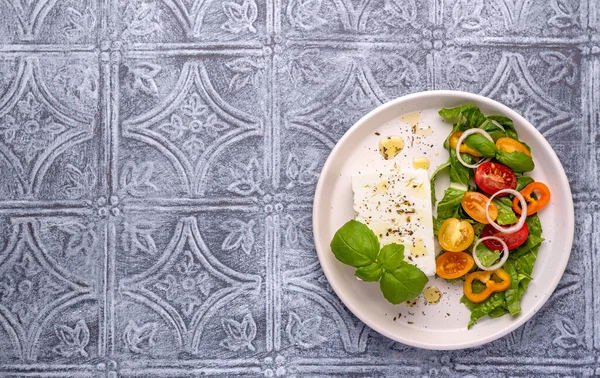 フェタサラダ トマト キュウリ 玉ねぎ レタス ロメイン ソース ピーマンの食品写真 — ストック写真