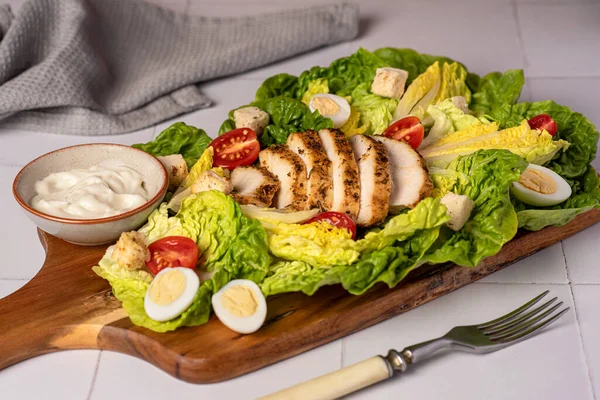 Food Photography Caesar Salad Fried Chicken Lettuce Romaine Quail Eggs — Stock Photo, Image
