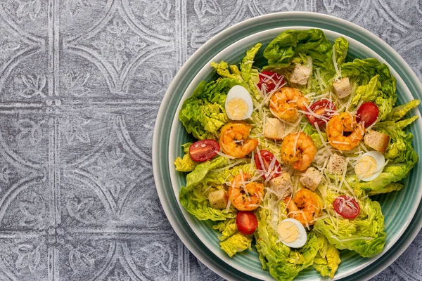Sezar salatası, karides, romaine, marul, bıldırcın yumurtası, parmesan, kızarmış ekmek.