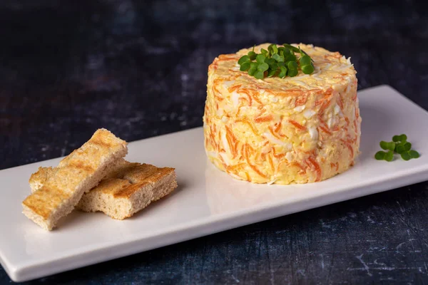 Peynirli salata, yumurta, havuç, sarımsak, tost, mayonez.