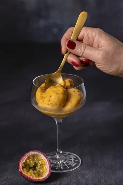 パッションフルーツとマンゴーアイス シャーベット クールな スクープ ガラス スプーンの食品写真 — ストック写真