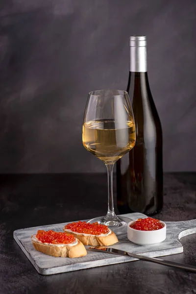 Fotografía Gastronómica Sándwich Con Caviar Salmón Rosa Vino Blanco Botella —  Fotos de Stock