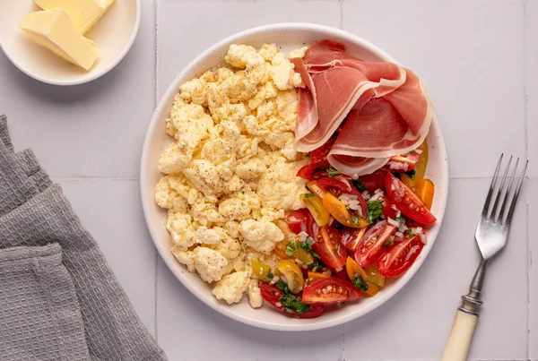 Voedselfotografie Van Roerei Ontbijt Brunch Omelet Prosciutto Tomaat Salade Boter — Stockfoto