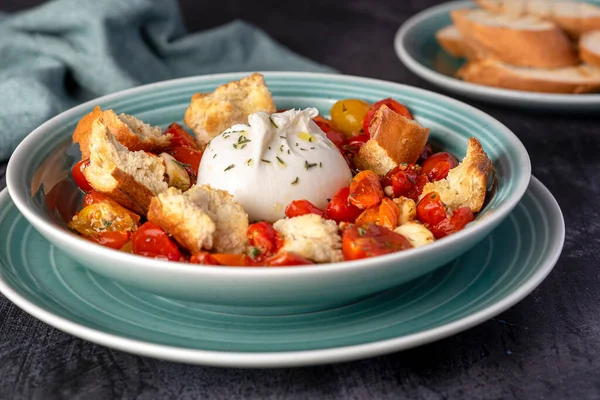 Fırında domates, peynir, burrata, mozzarella, sarımsak, ekmek, kekik, tost.